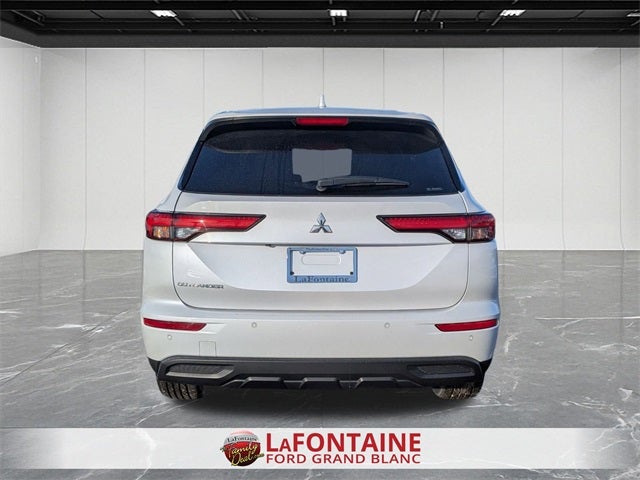 2022 Mitsubishi Outlander ES