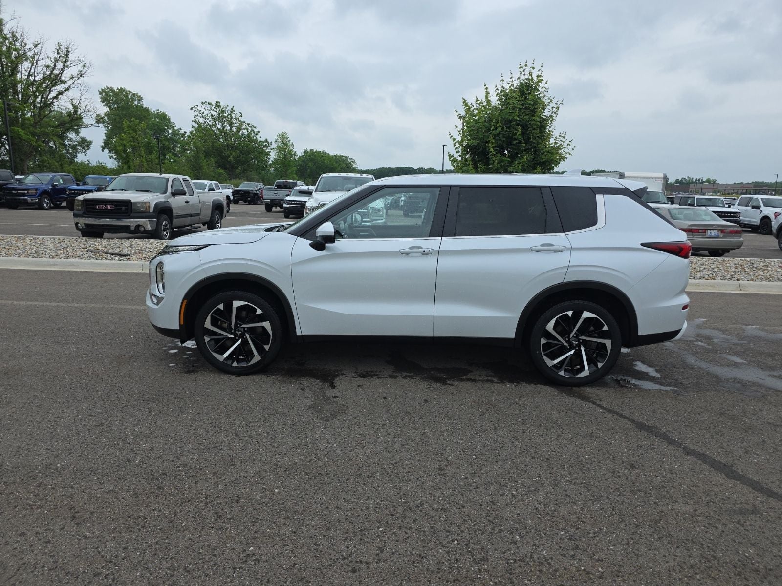 2024 Mitsubishi Outlander SE Black Edition