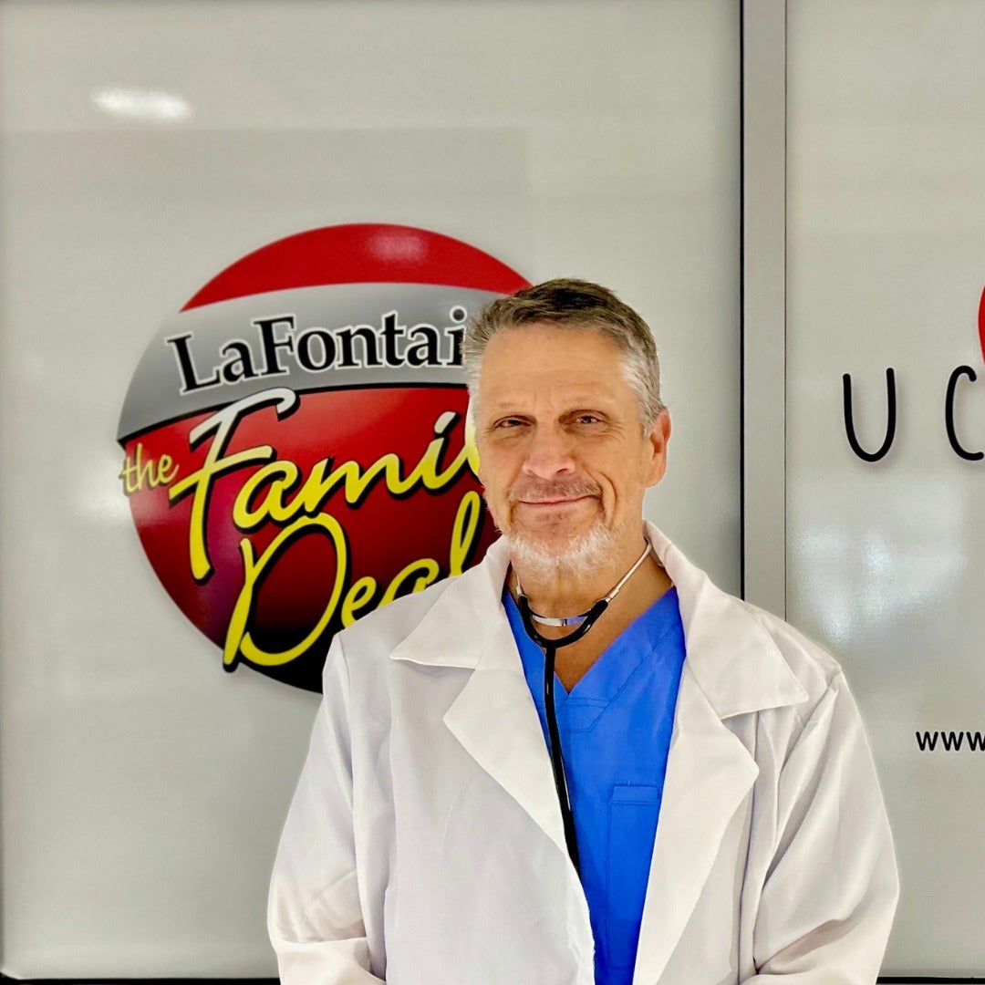 credit doctor next to La Fontaine sign